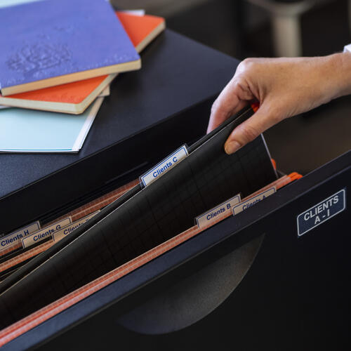 Brother MK223 Ruban non laminé blanc avec texte bleu authentique pour étiqueteuses P-touch, 9 mm de largeur x 8 m de longueur