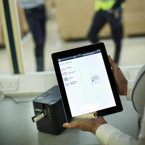 Brother PT-900W Imprimante d'étiquettes laminées de bureau sans fil