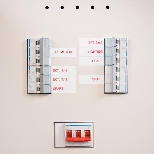 Brother TZe222 Ruban laminé blanc avec texte rouge authentique pour étiqueteuses P-touch, 9 mm de largeur x 8 m de longueur